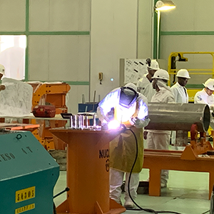 Imagem da galeria de imagem da página Sala Limpa. A imagem mostra uma equipe de funcionários trabalhando e realizando soldagens em um ambiente extremamente limpo.