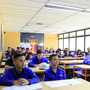 Imagem da galeria de imagem da página do centro de treinamento. A imagem mostra vários alunos sentados em suas cadeiras em uma sala de aula, tendo como principal assunto o treinamento e capacitação de pessoas.
