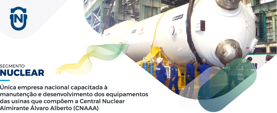 Imagem de cabeçalho de página do setor nuclear mostrando um equipamento sendo manuseado e inspecionado por funcionários de uma fábrica. Todos utilizam jaleco e capacetes de proteção.