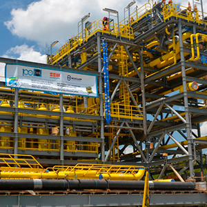 Imagem da galeria de imagem da página de óleo & gás. A imagem mostra uma plataforma offshore e ao fundo um céu azul.
