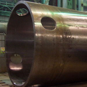 Imagem da galeria de imagem da página de óleo & gás. A imagem mostra uma peça tubular do segmento offshore, guardada em um galpão.